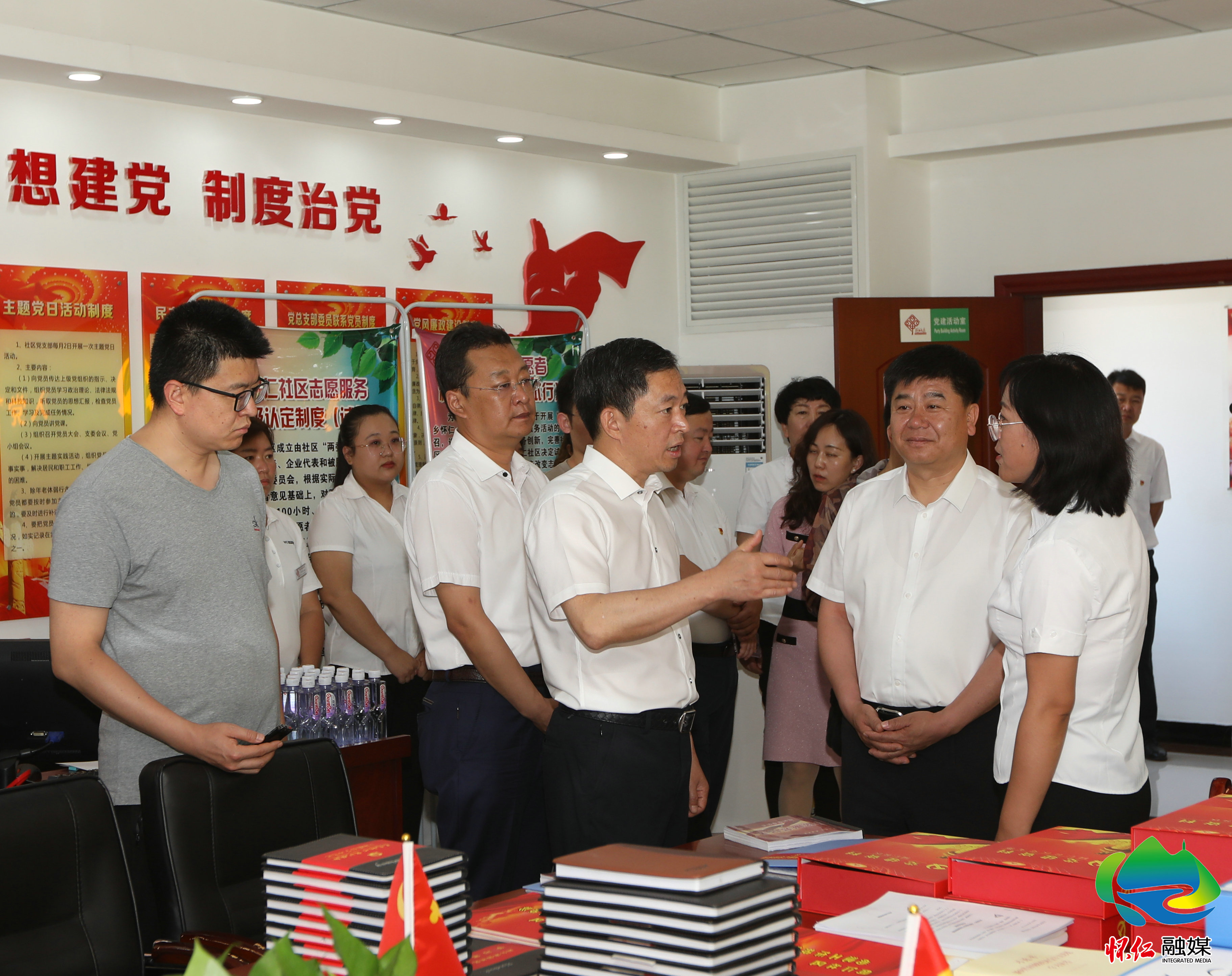 在同仁社区调研在怀仁一中,熊燕斌认真了解学校办学规模,教育教学