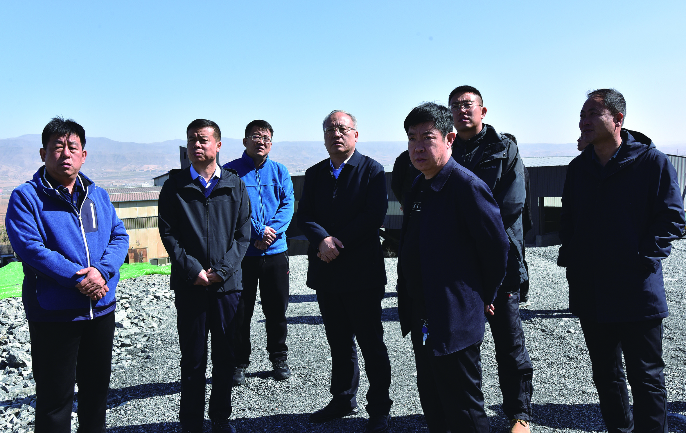 图为田永清在峨口镇顺发选矿厂现场办公4月17日至19日,代县县委书记田